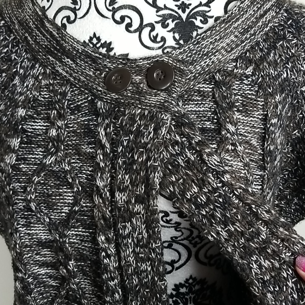 Women's Large Shortsleeved Cable Knit Cardigan - Picture 5 of 9